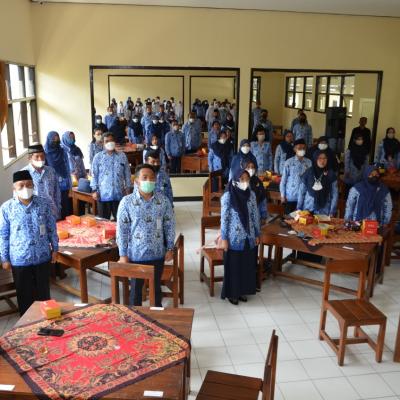 Tamu Undangan Guru Karyawan SMA Negeri 1 Parakan
